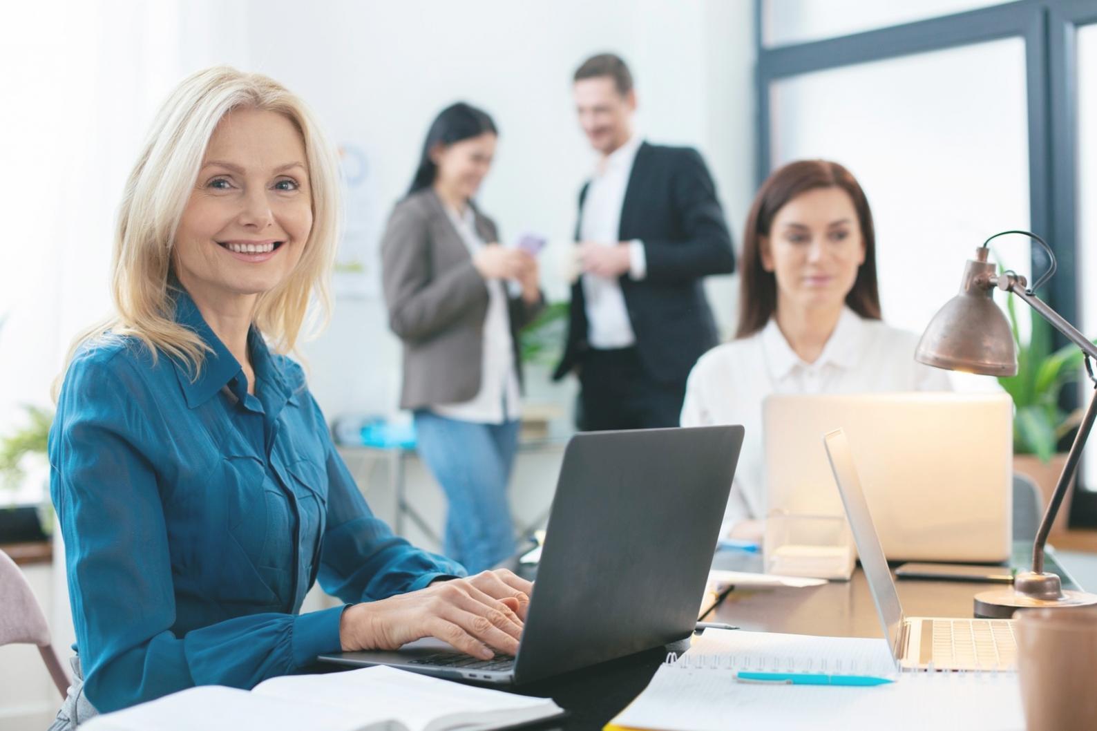 Kollaborative Lerngruppe bei der gemeinsamen Arbeit an Finanzmodellen
